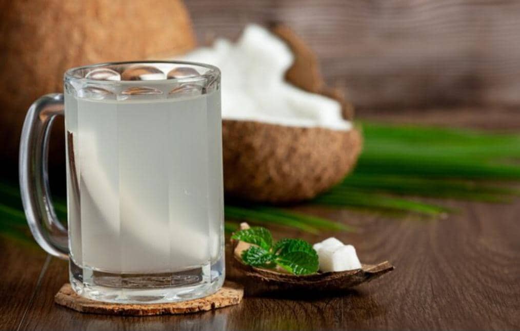 Air Kelapa Masuk Tumbler, Amankah atau Justru Malah Berbahaya?