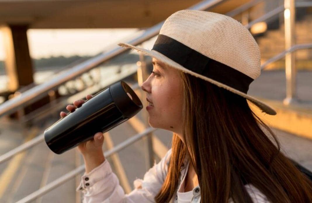 ilustrasi minum air kelapa dari tumbler