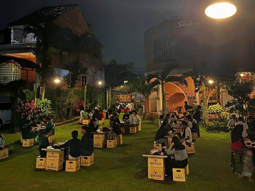 potret area outdoor Sakura Coffee and House