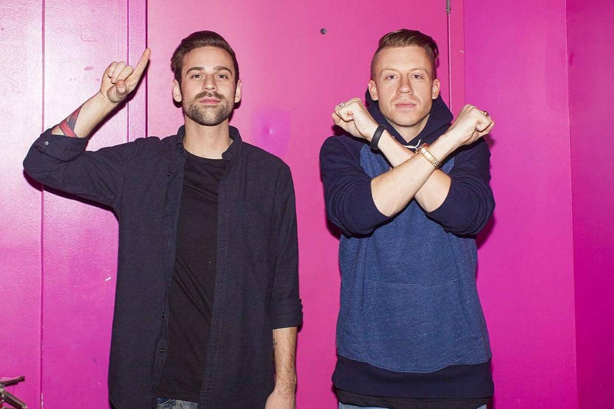 Macklemore dan Ryan Lewis pada peluncuran Xbox One di Best Buy Theater di Times Square, New York City, pada November 2013