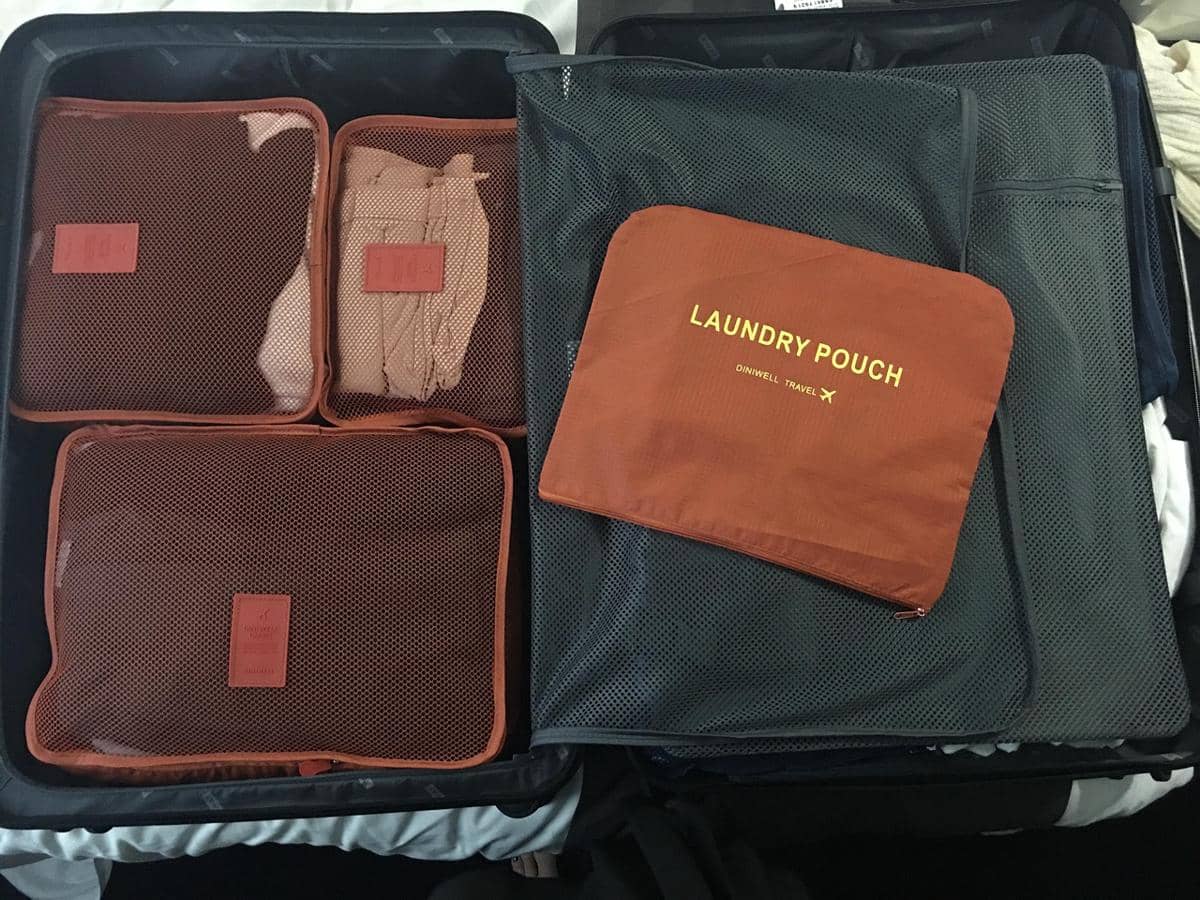 menggunakan packing cubes untuk menata isi koper