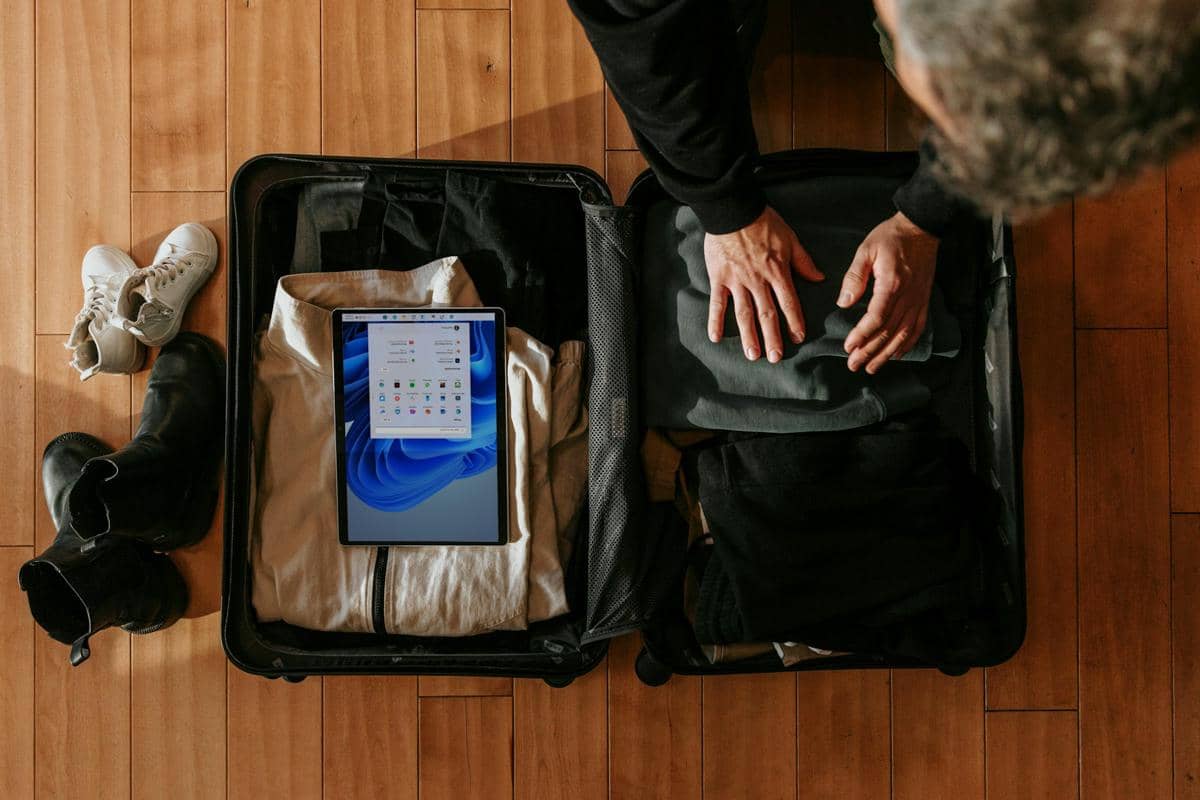 melakukan packing koper untuk traveling