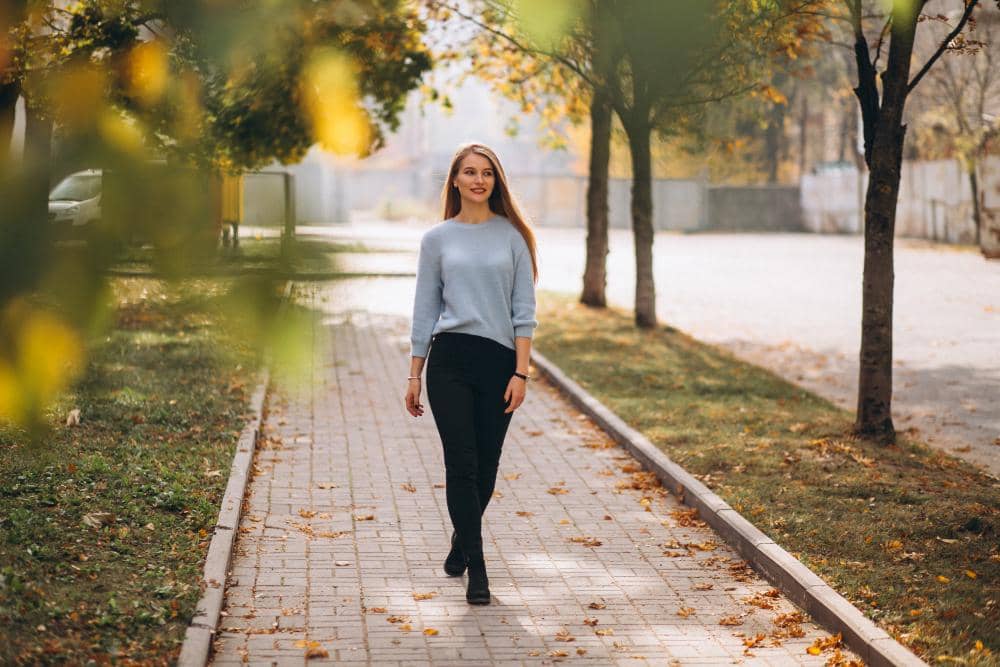 5 Cara Menerapkan Mindful Walking untuk Meredakan Stres Kerja