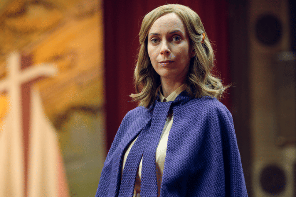 Kate O'Flynn dalam serial Everyone Else Burns