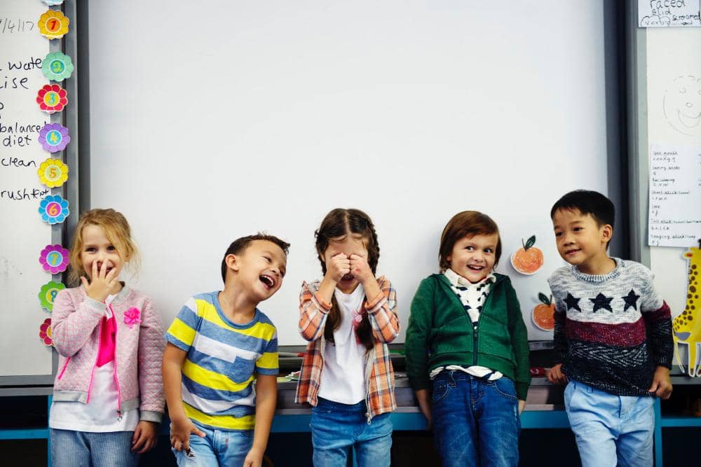 Anak-anak berdiri di depan kelas