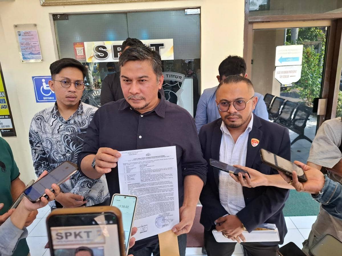 Abdul Qodir, Ketua Fraksi PDIP DPRD Kabupaten Malang, membuat sebuah laporan resmi di kantor Polres Malang.