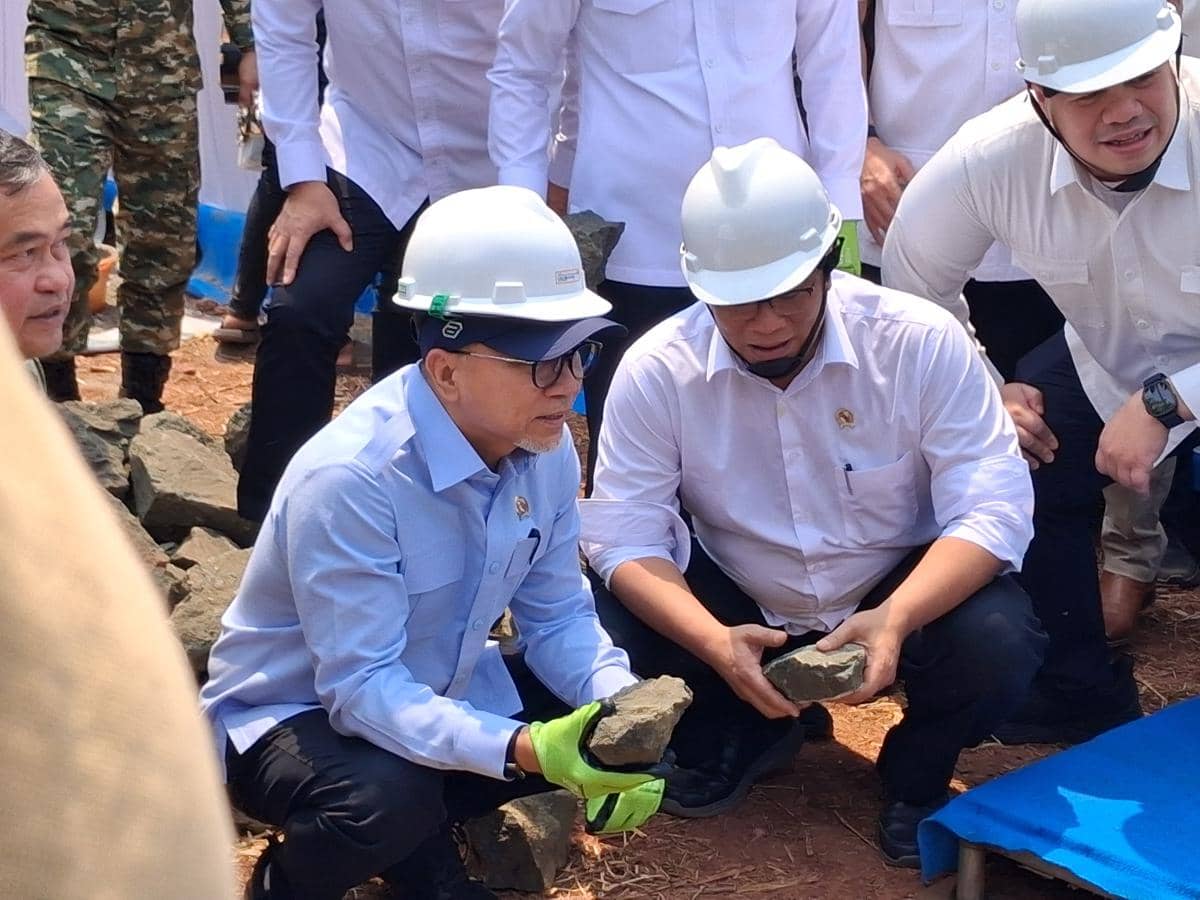 Zulkifli Hasan bersama pejabat meletakkan batu pertama proyek PSEL Bogor Raya 1 di sekitar TPAS Galuga, Kabupaten Bogor.