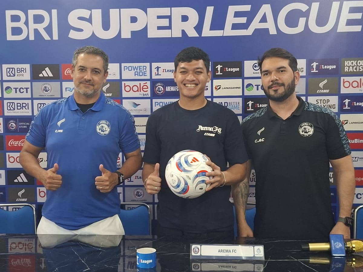Pelatih Arema FC Marcos Santos, kiper Adi Satryo, dan asisten pelatih Andre Caldas berpose bersama.