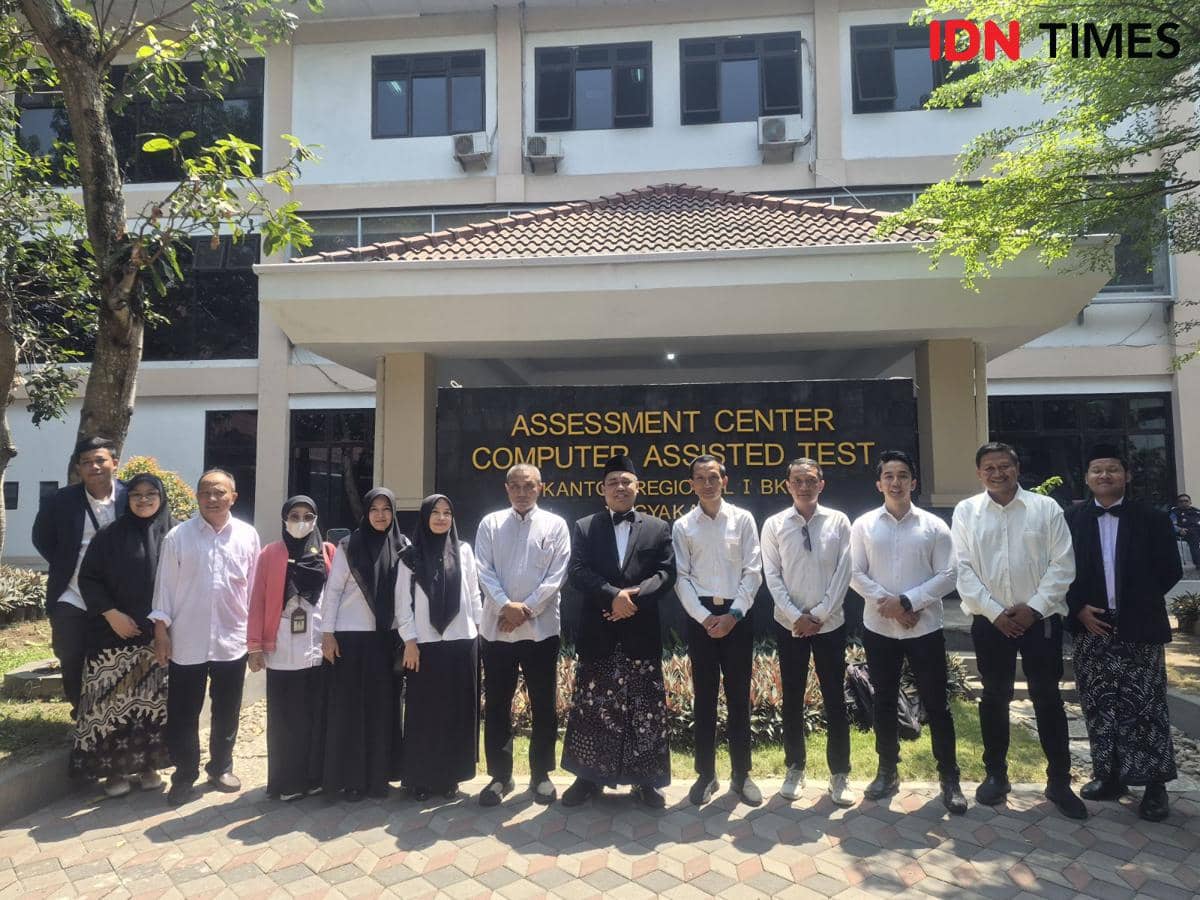Peserta mengikuti ujian kompetensi mutasi masuk PNS melalui Layanan ASN Karier Batch II Tahun 2026 di ruang ujian.