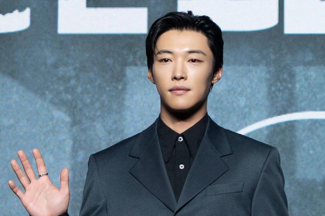 Woo Do Hwan menghadiri konferensi pers bersama pemeran Made in Korea 2 dalam acara promosi serial Disney+.