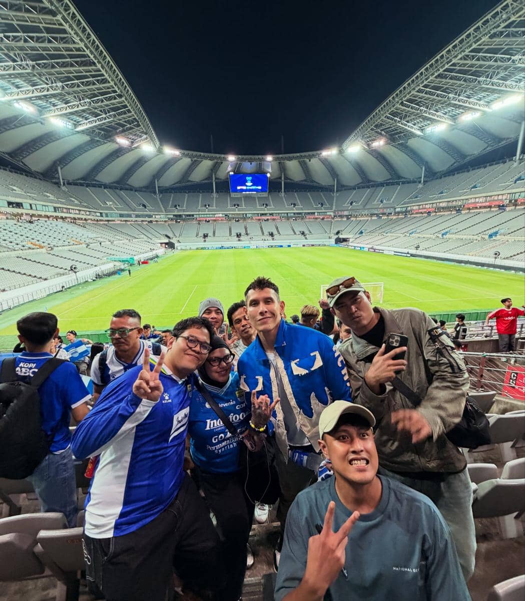 Ganindra Bimo mendukung Persib Bandung saat berada di Seoul, Korea Selatan, dalam unggahan Instagramnya.