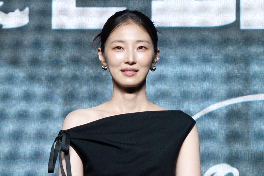 Cha Hee menghadiri konferensi pers jajaran pemeran Made in Korea 2 dengan latar belakang bertuliskan judul serial.