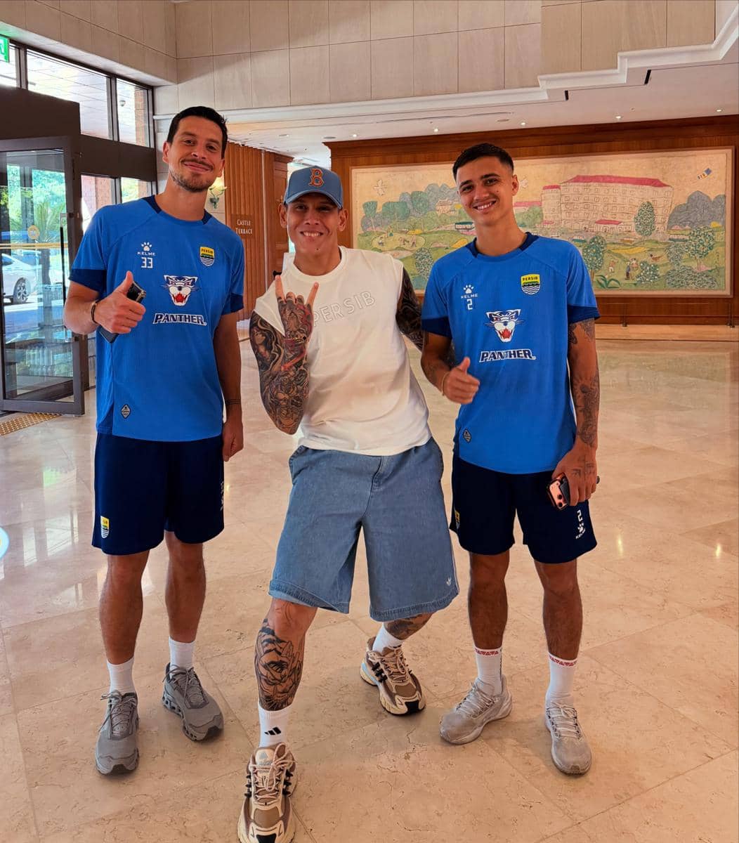 Ganindra Bimo mendukung Persib saat berada di Seoul, Korea Selatan, dalam unggahan di akun Instagram pribadinya.