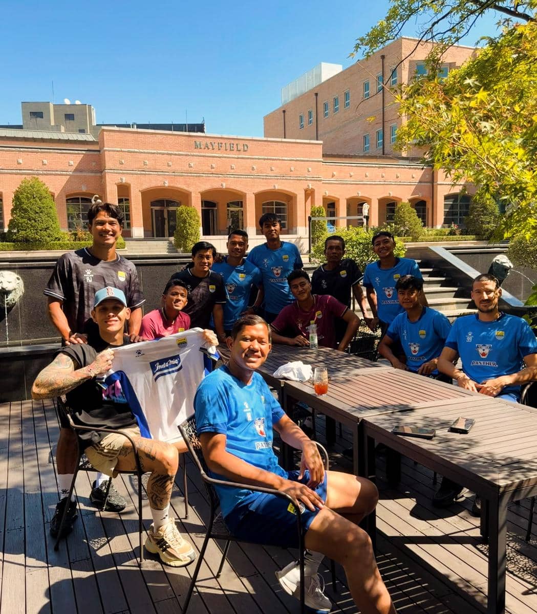 Ganindra Bimo mengenakan jersey Persib sambil berpose di Seoul, Korea Selatan, sebagai bentuk dukungan untuk klub.