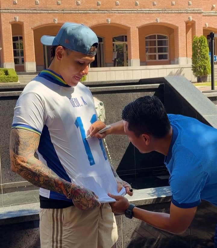 Ganindra Bimo mengenakan jersey Persib Bandung di Seoul, Korea Selatan, sebagai bentuk dukungan untuk klub tersebut.