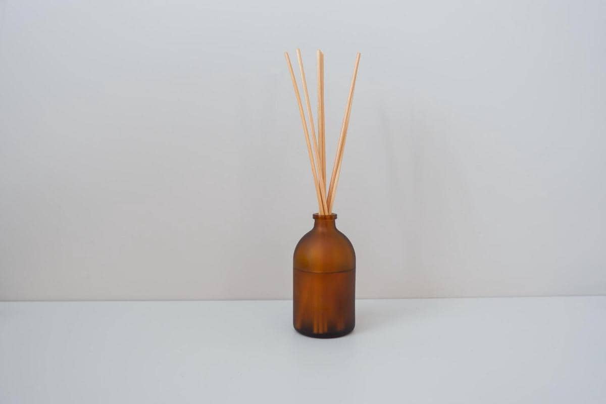 ilustrasi minyak atsiri dengan reed diffuser DIY