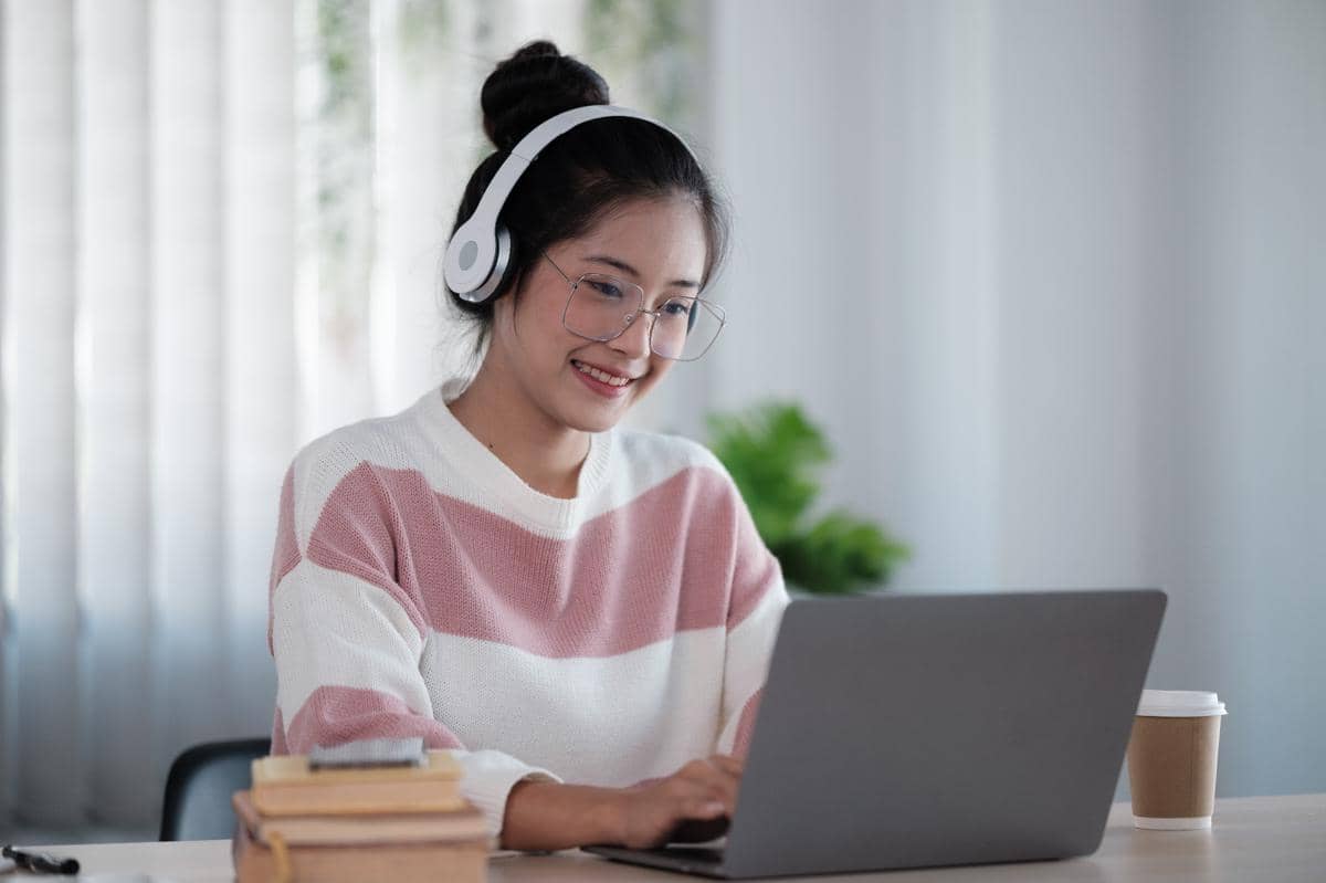 Asset female with headphones - for softselling Japota in IDN.jpeg