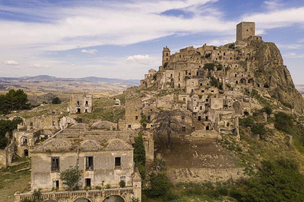 5 Fakta Craco, Kota Hantu di Italia yang Berdiri di Atas Bukit