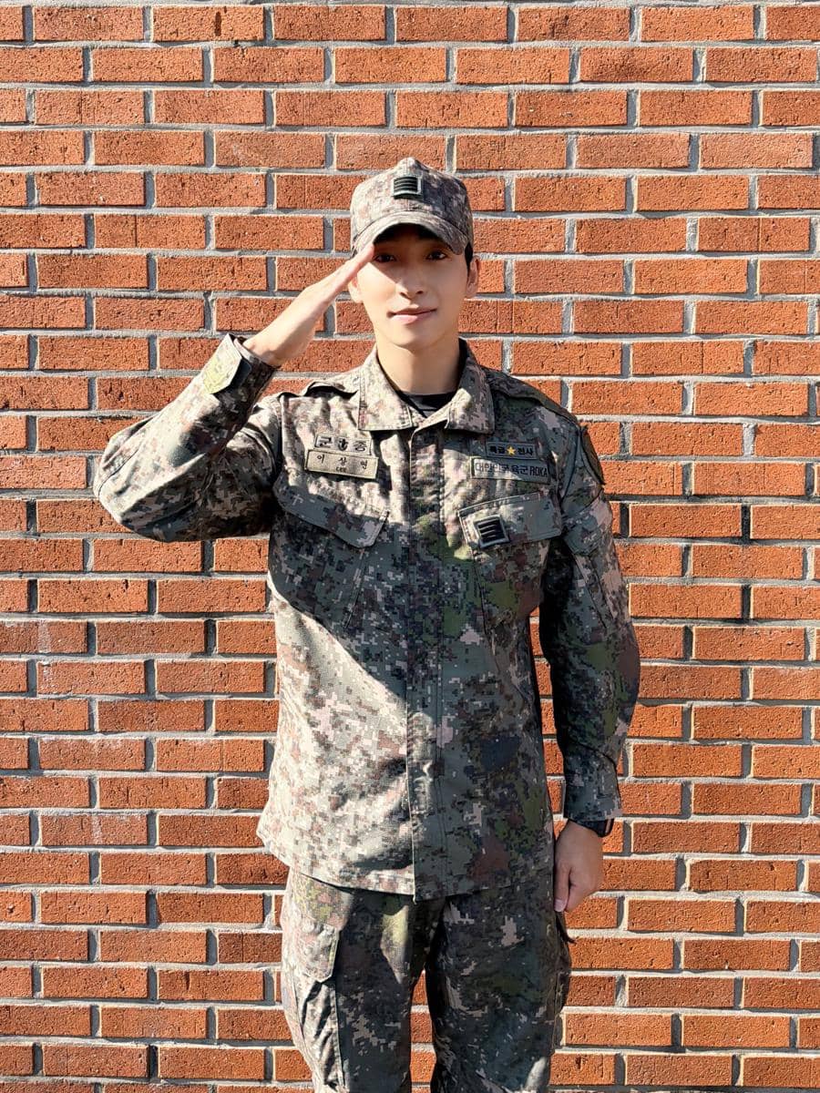 Potret Sangyeon dari THE BOYZ saat pulang setelah menyelesaikan masa wajib militer, dibagikan melalui akun resmi grup.
