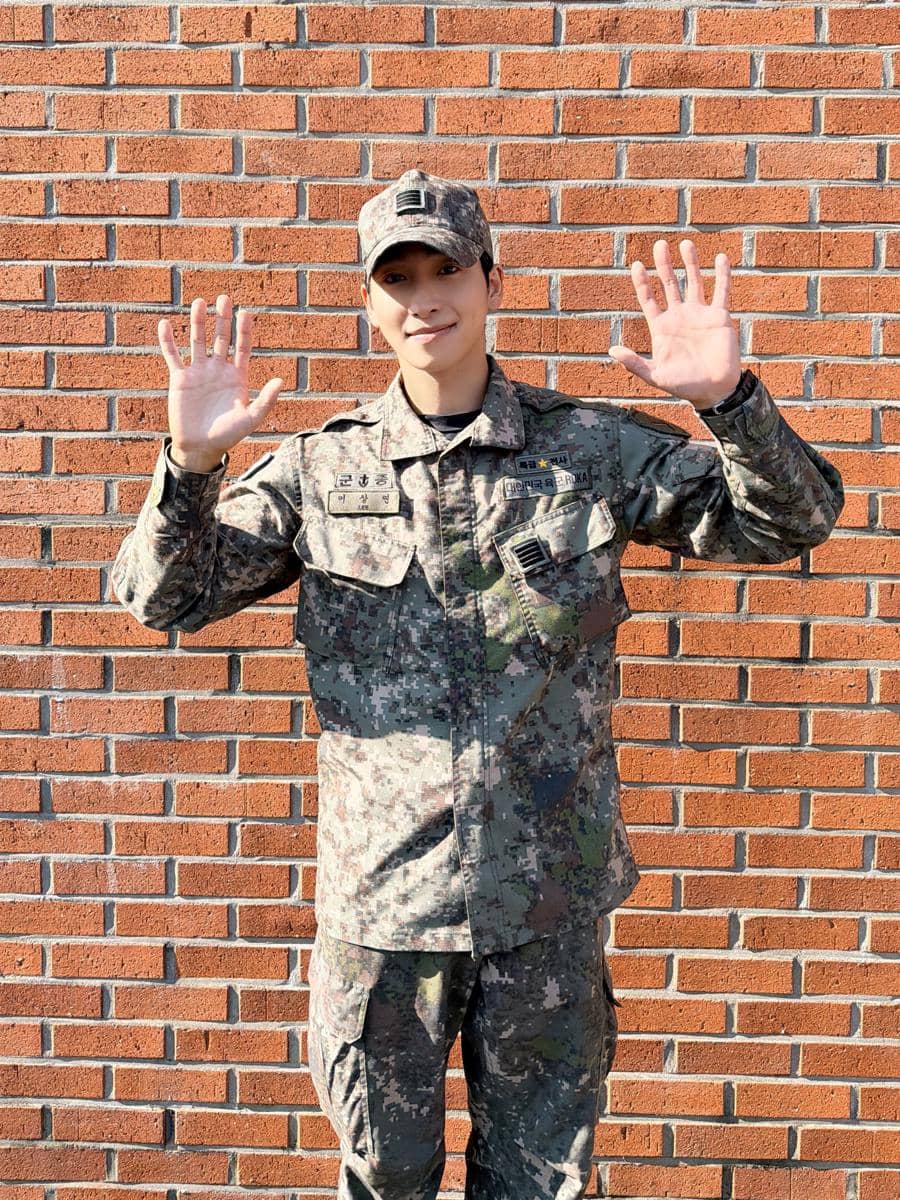 Potret Sangyeon, anggota THE BOYZ, saat pulang setelah menyelesaikan wajib militer, dibagikan melalui akun resmi grup.