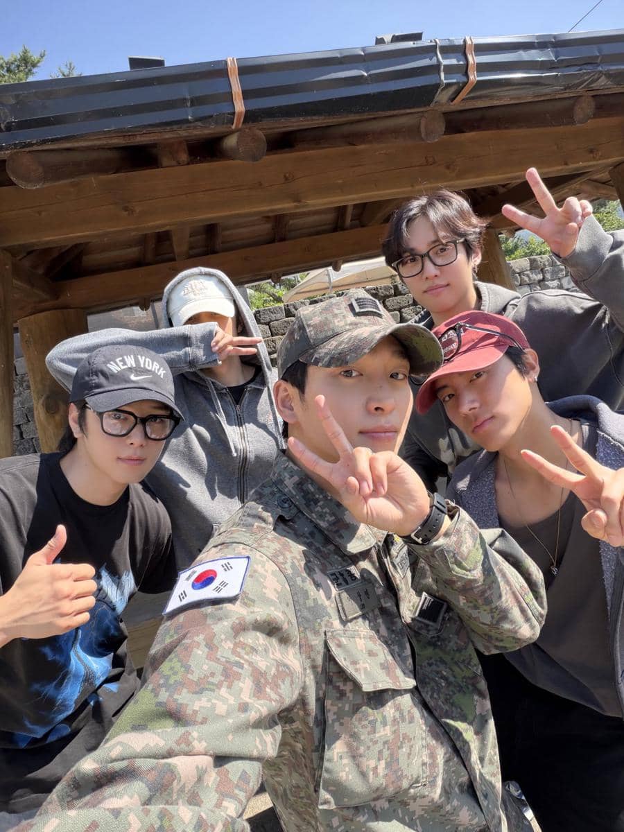 Sangyeon THE BOYZ tersenyum dalam potret usai pulang dari wajib militer, dibagikan akun WE_THE_BOYZ.