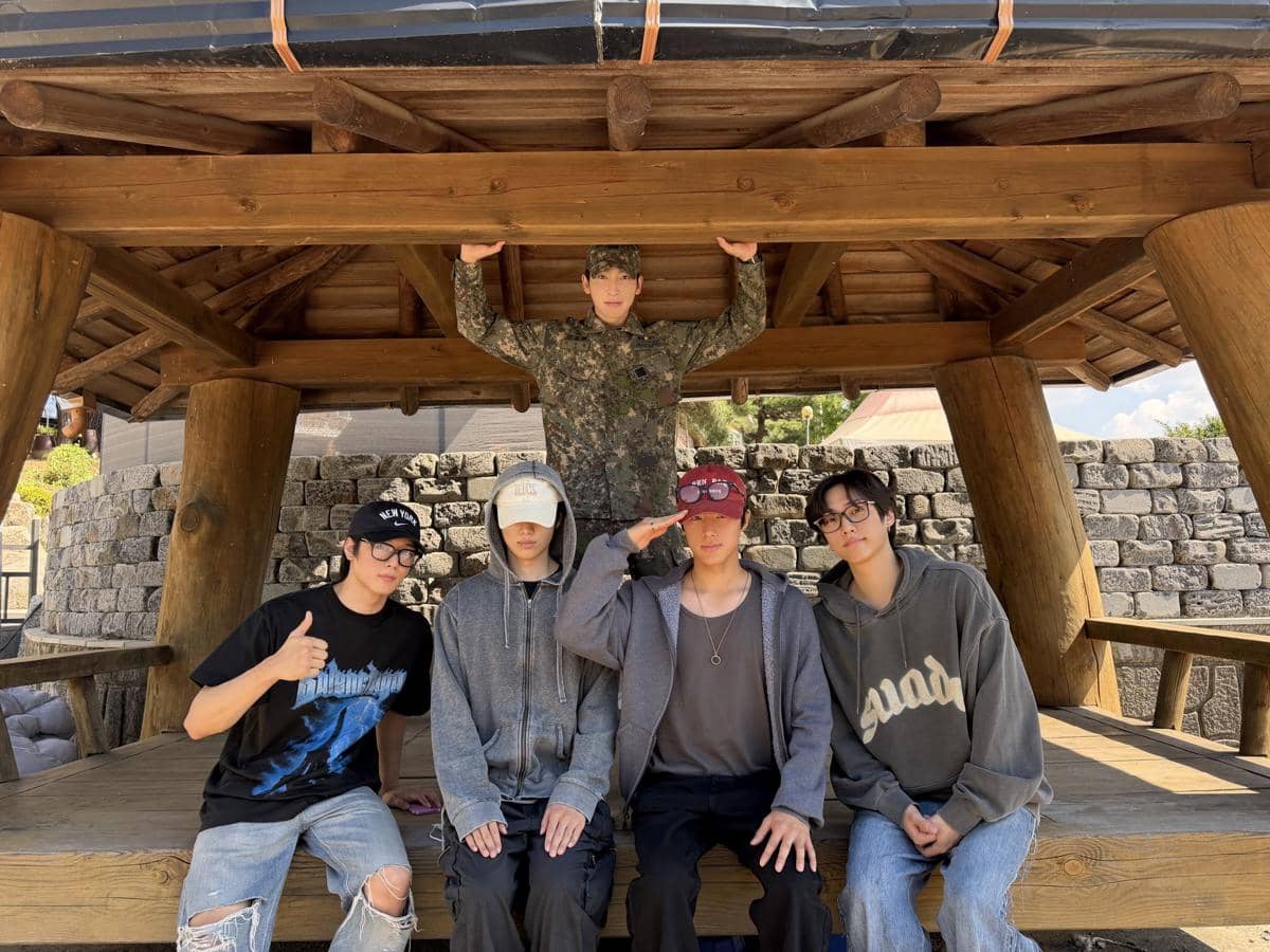 Sangyeon THE BOYZ tersenyum dalam potret yang dibagikan usai menyelesaikan masa wajib militernya.