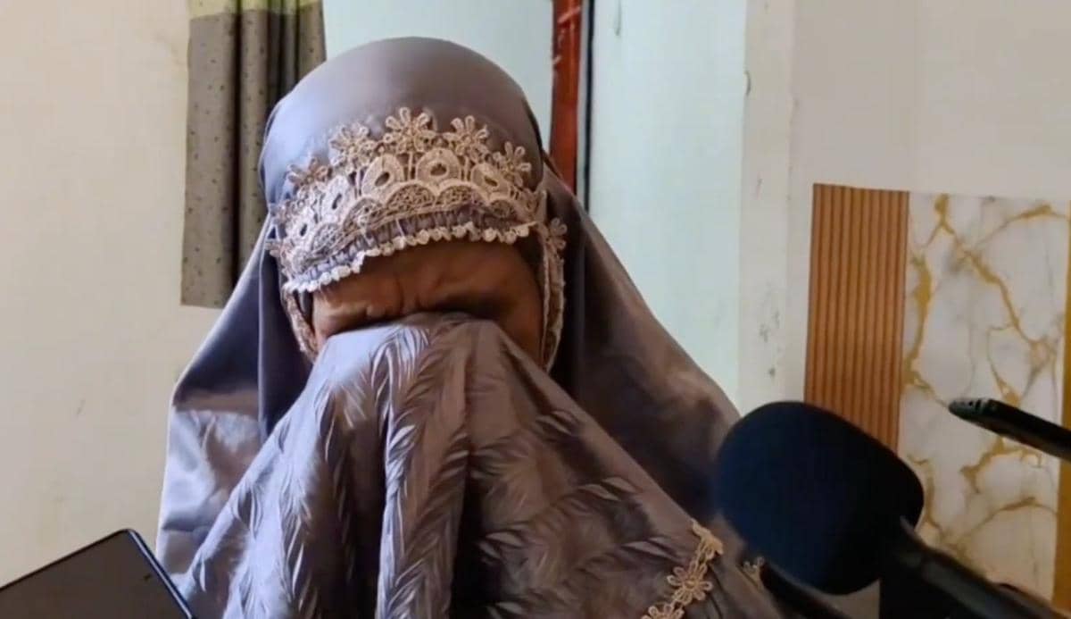 Hasnah, ibu dari salah satu penumpang KM Virgo yang tenggelam dan belum ditemukan. (Dok. Istimewa)