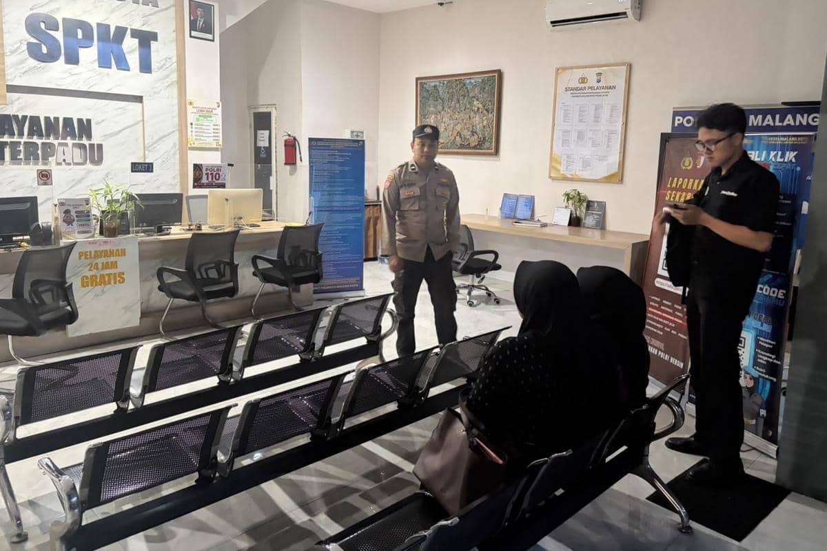 Seorang polisi mendampingi korban pelecehan di Malang, sebagaimana didokumentasikan Humas Polresta Malang Kota.