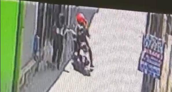 Tangkapan layar rekaman CCTV terkait dugaan pelecehan terhadap mahasiswi di Malang, dokumentasi Polresta Malang Kota.