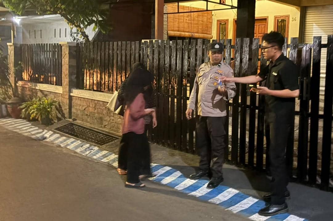 Petugas kepolisian melakukan olah TKP kasus pelecehan di Kota Malang untuk mengumpulkan bukti di lokasi.