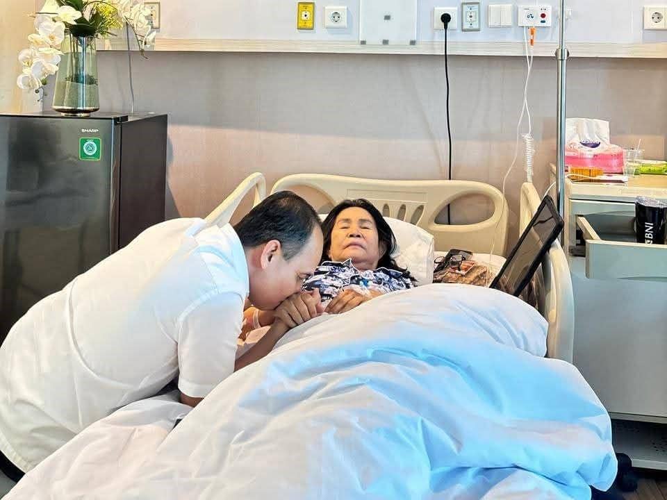 Jemmy Asiku, Ketua KADIN Manado, mendampingi ibunya, Ci Gin, yang terbaring dalam perawatan di rumah sakit.