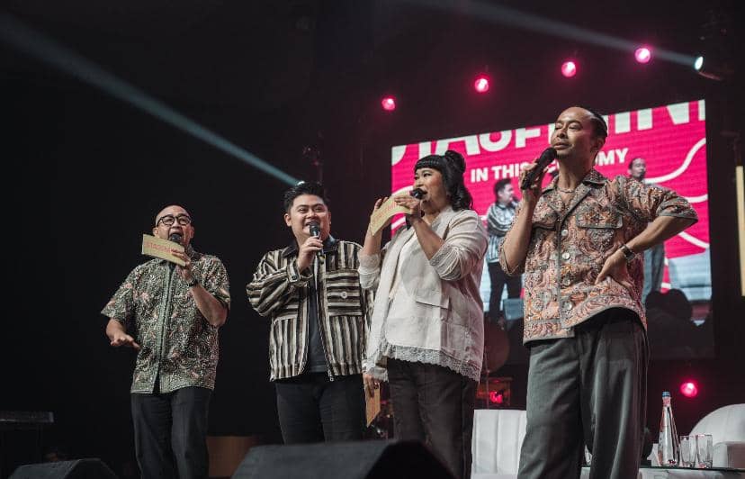 Dave Hendrik dan Iwet Ramadhan, yang tergabung dalam DVET, berpose bersama dalam potret dokumentasi.