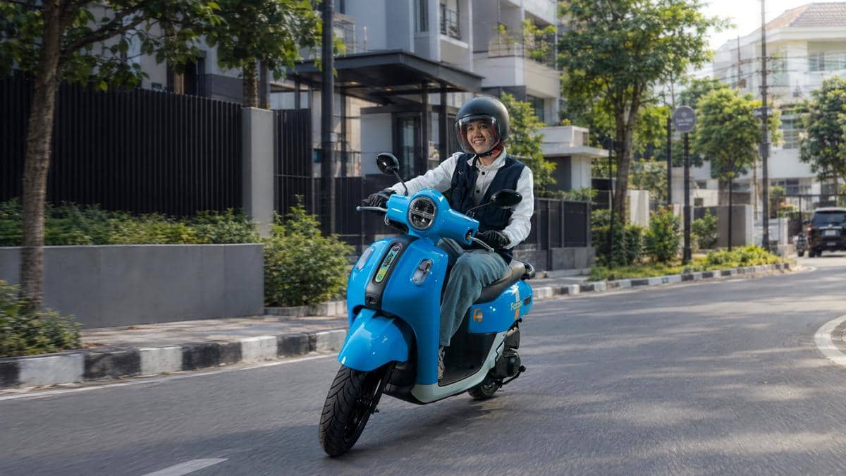 Deretan sepeda motor matic Yamaha terparkir, menggambarkan pilihan skuter hemat konsumsi bahan bakar.
