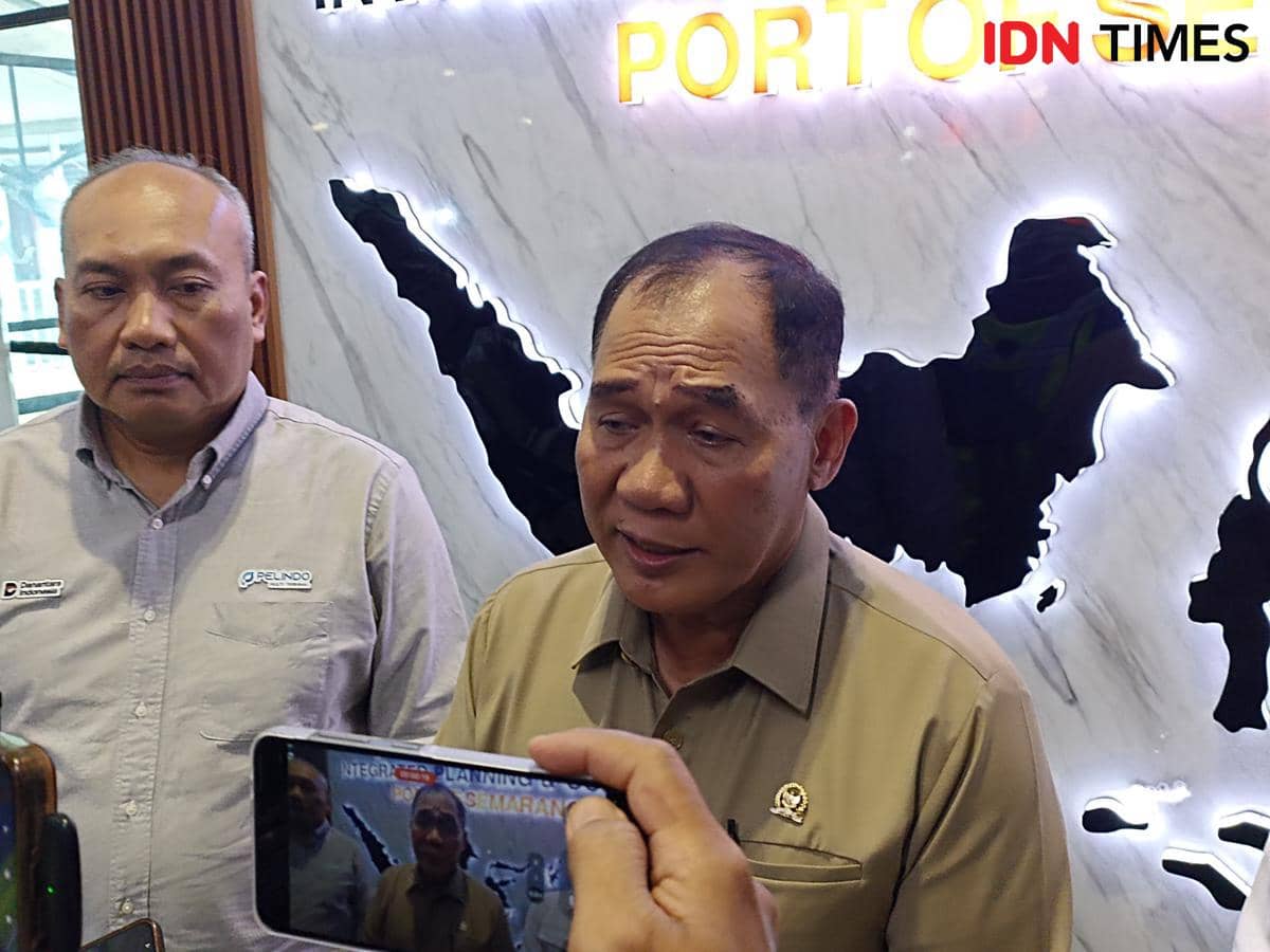 Anggota Komisi VII DPR RI Bambang Haryo Soekartono bersama GM Pelindo Tanjung Emas Semarang S Joko