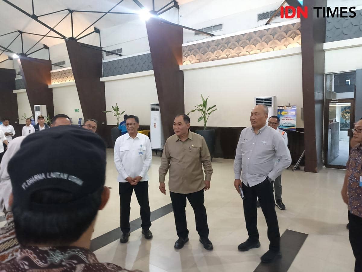 Bambang Haryo Soekartono dari Komisi VII DPR RI meninjau fasilitas di Pelabuhan Tanjung Emas, Semarang.