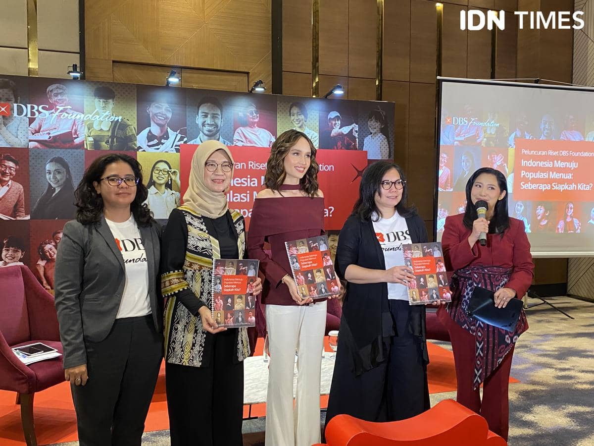 Lima perempuan, termasuk Cinta Laura, berpose bersama dalam acara DBS Foundation dan Kemenko PKM.