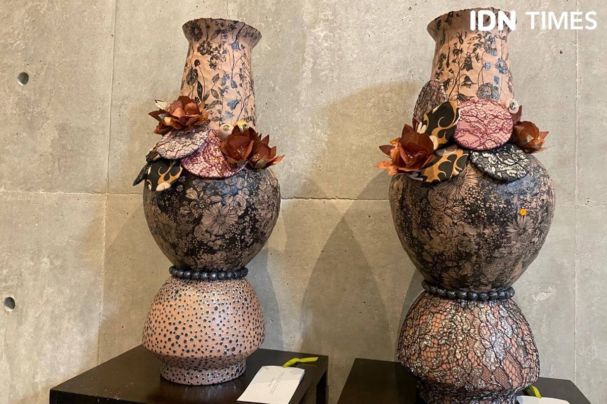Karya kolaborasi BIYAN x GAYA CERAMIC memadukan elemen porselen dan tekstil dalam tampilan artistik.