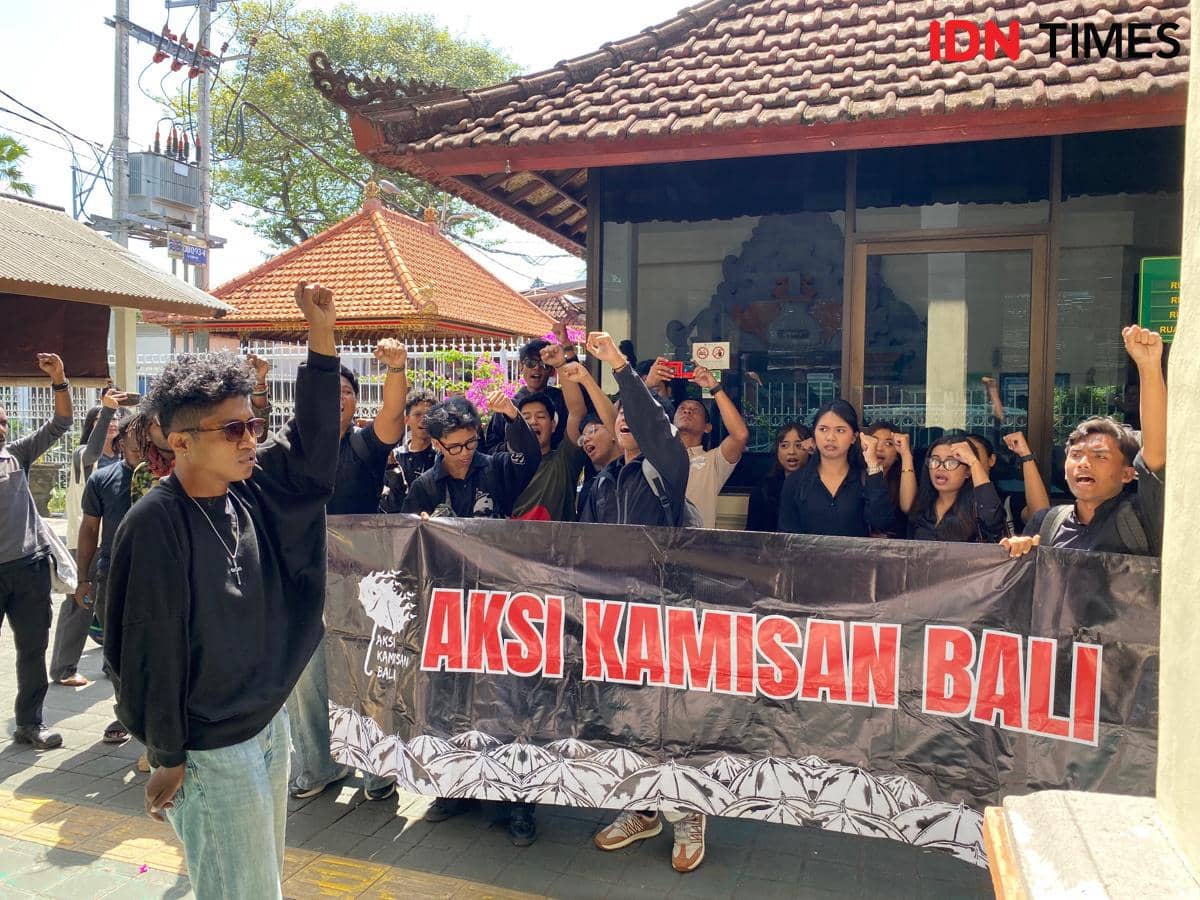Peserta Aksi Kamisan Bali berkumpul menyuarakan solidaritas terhadap Tomy Priatna di ruang terbuka.