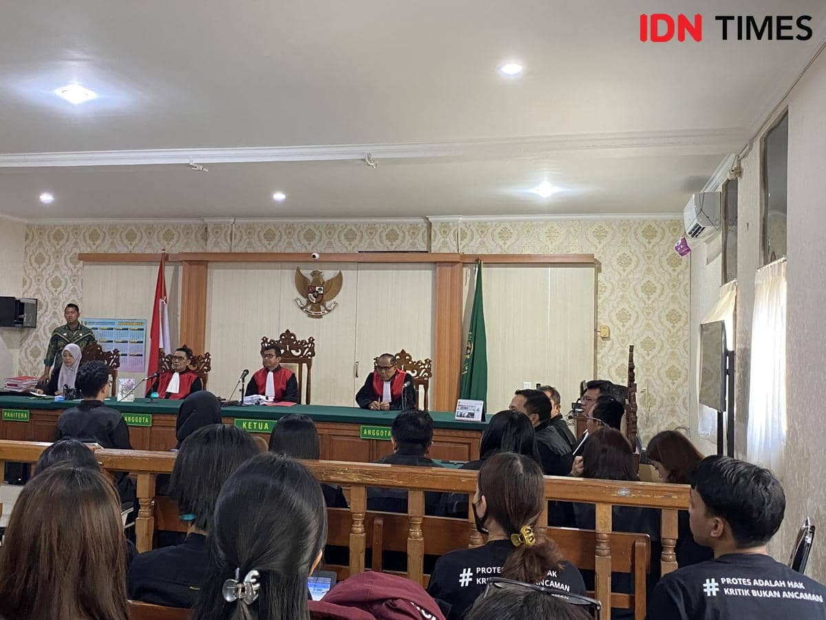 Majelis hakim Pengadilan Negeri Denpasar membacakan putusan yang menyatakan Tomy bersalah di ruang sidang.
