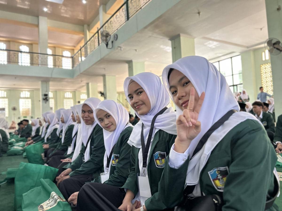 Mahasiswa baru Fakultas Teknik Industri Universitas Muslim Indonesia (UMI) Makassar mengikuti Pekan Pesantren di Padang Lammpe, Pangkep, Kam