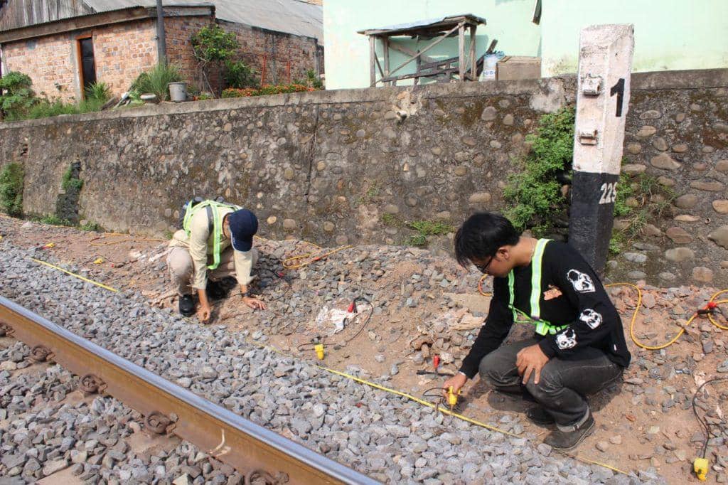 Tim peneliti Itera bersama PT KAI Divre IV Tanjungkarang investigasi kondisi tanah labil di area jalur kereta api di Baturaja. (Dok. Itera).