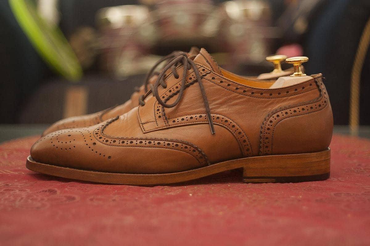 ilustrasi top grain leather shoes