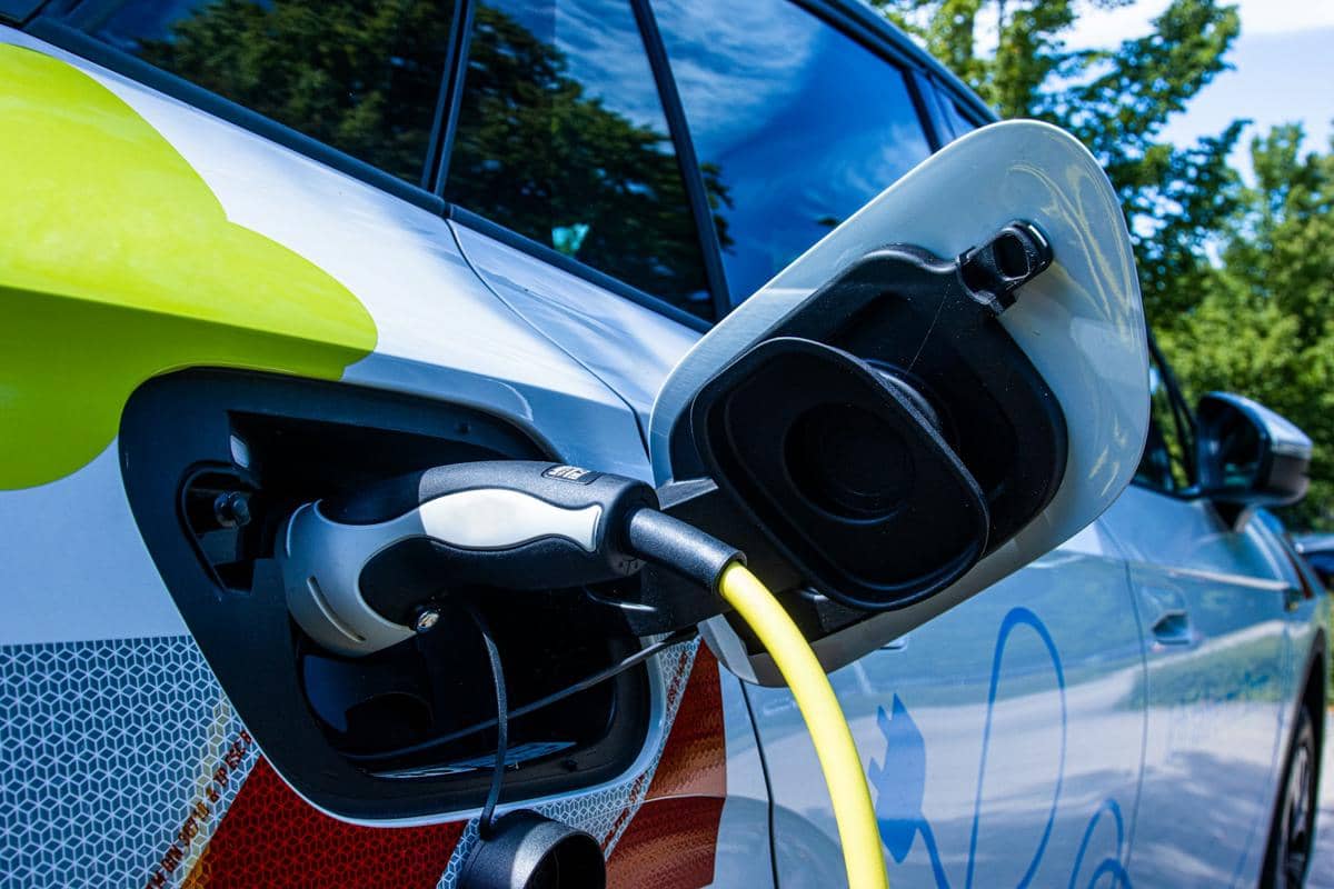 ilustrasi charging mobil listrik