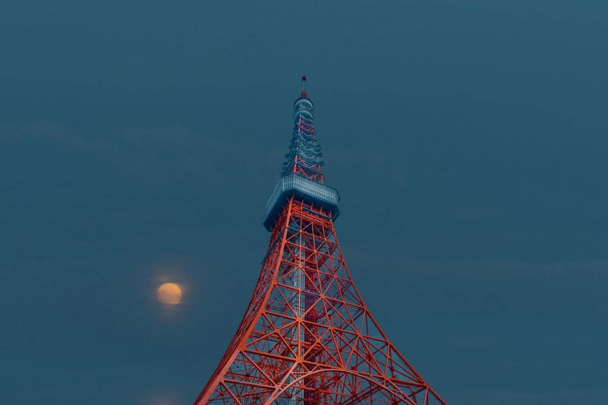 Pemandnagan bulan purnama di dekat Tokyo Tower
