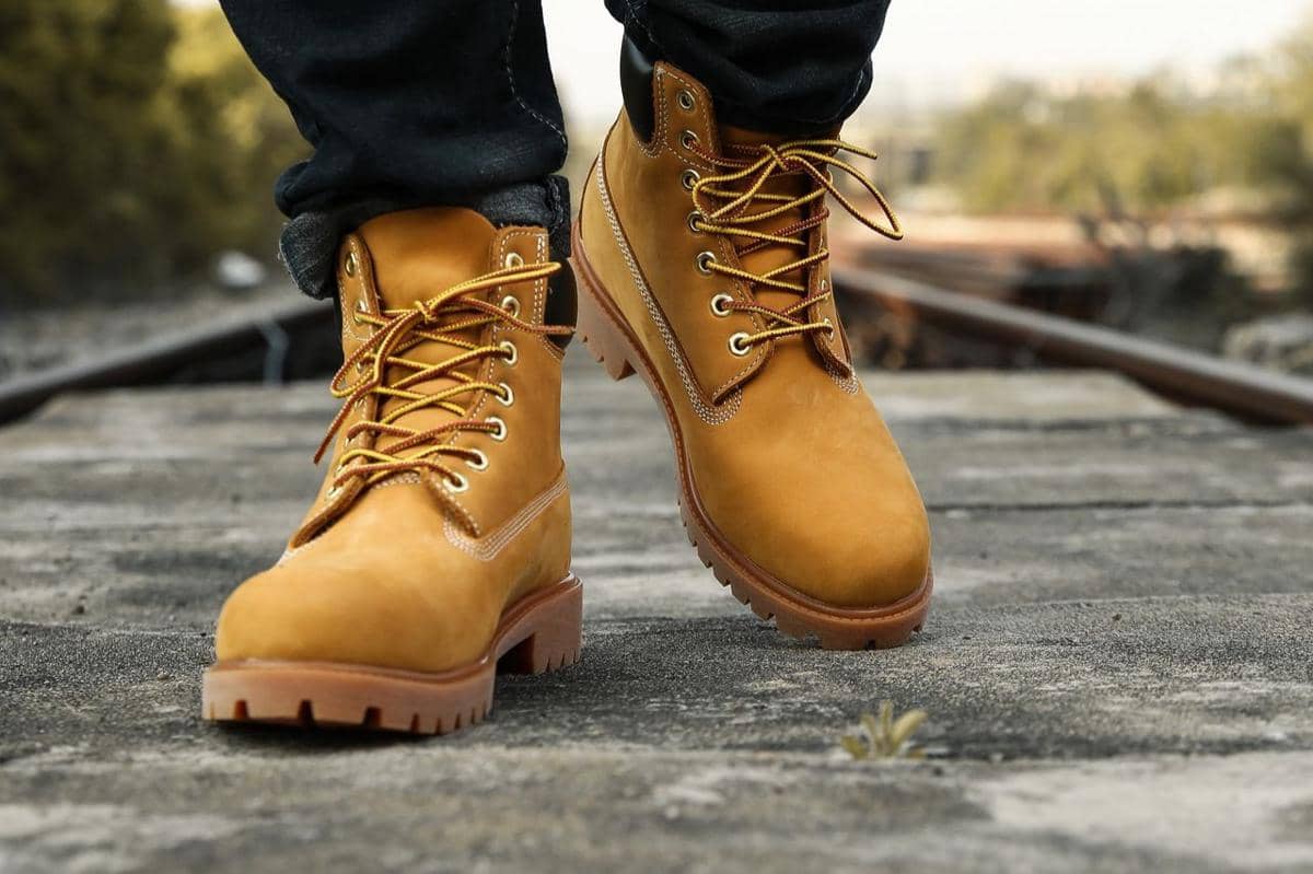 ilustrasi sepatu boots kulit
