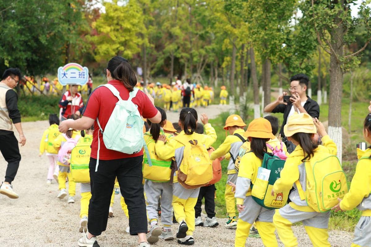 5 Fakta di Balik Kebiasaan Anak Jepang Memakai Topi Kuning