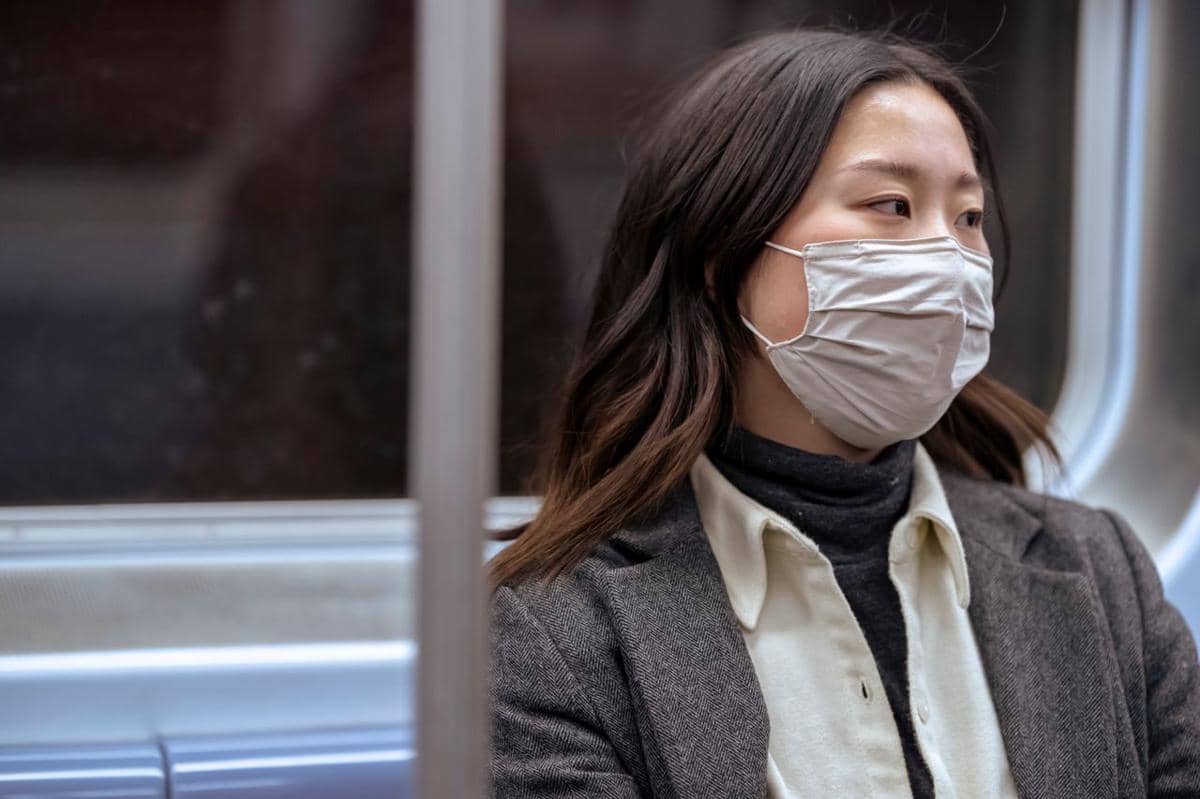 Kenapa Masker Bisa Terasa Pengap saat Dipakai Lama?