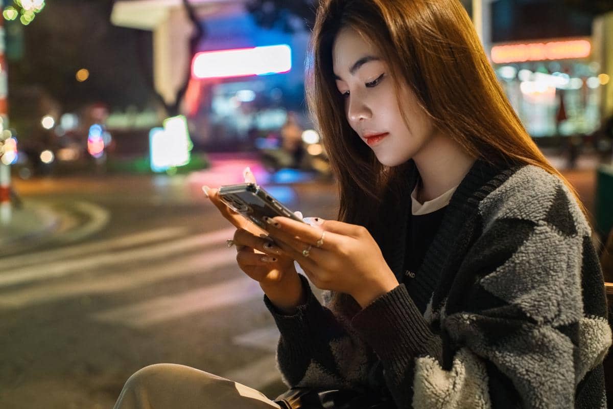 ilustrasi perempuan sedang melihat smartphone (pexels.com/hoang anh)