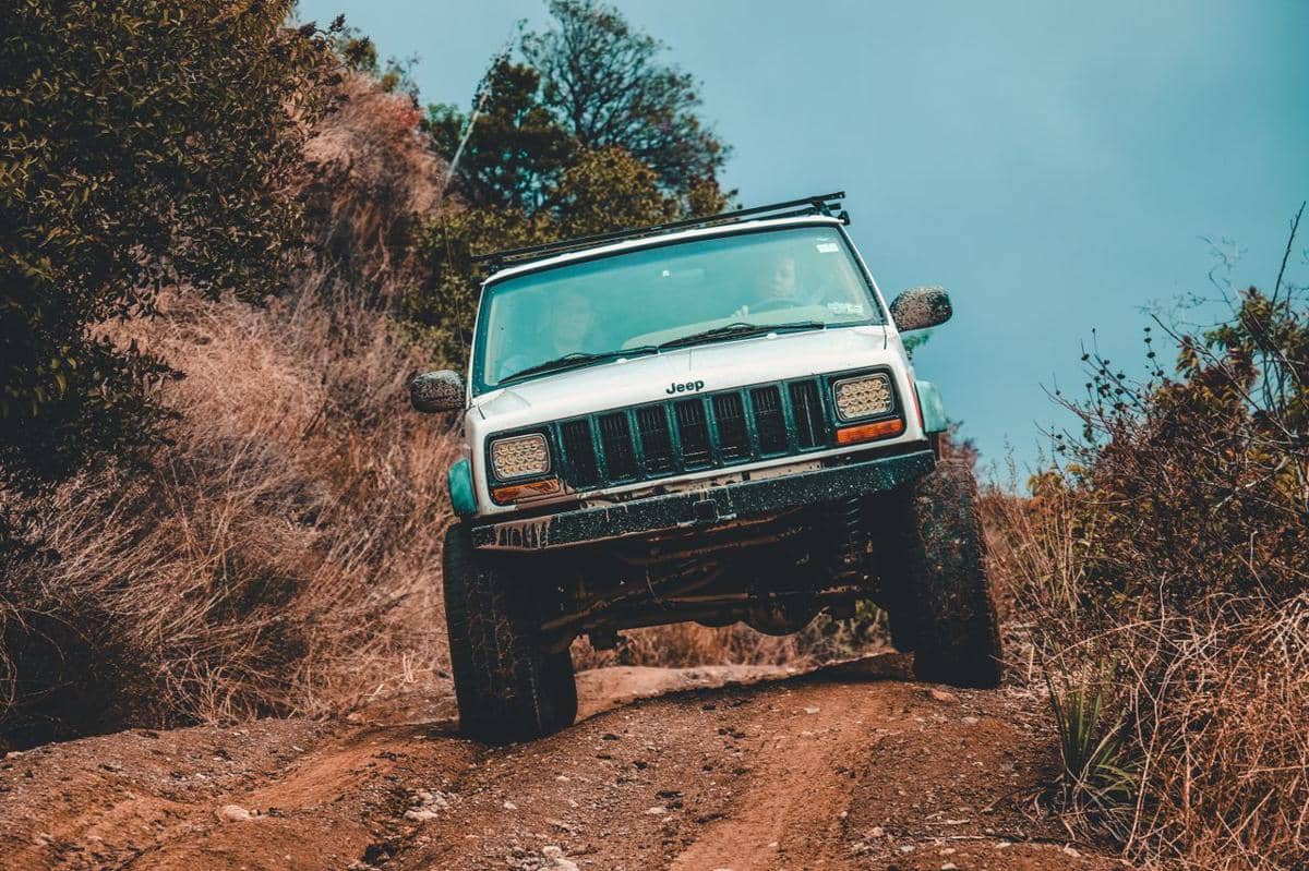 ilustrasi mobil off-road