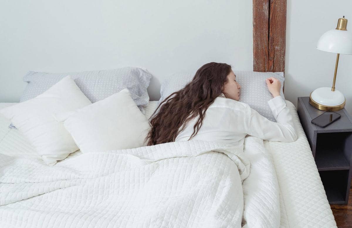 ilustrasi seorang wanita sedang tidur